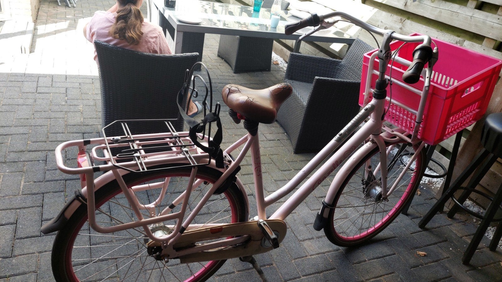 Roze Gazelle stadsfiets met krat en bagagedrager, Ophalen, Gebruikt, Velgrem, Versnellingen