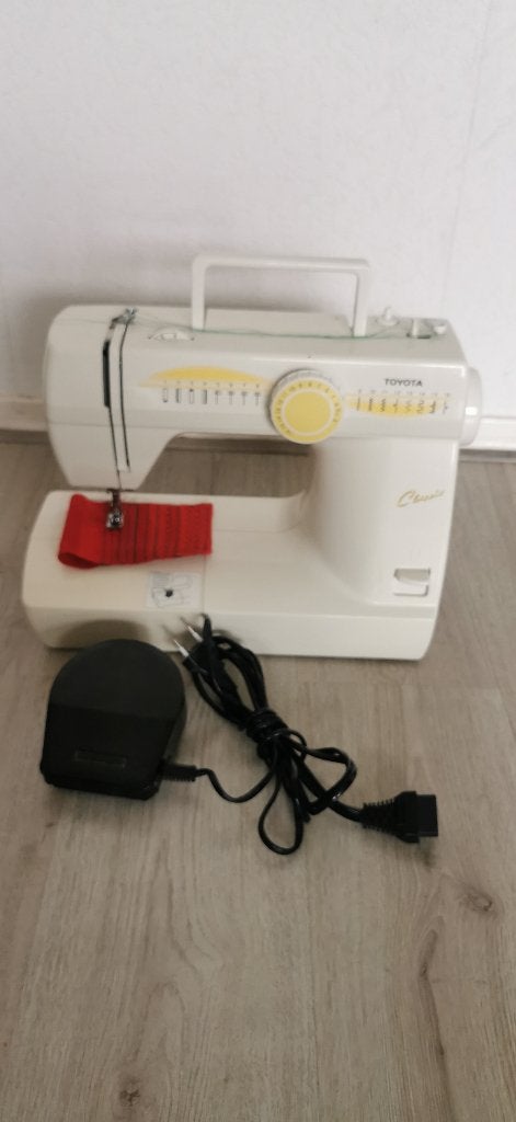 Naaimachime TOYOTA EC16 werkt goed, Hobby en Vrije tijd, Ophalen of Verzenden, Zo goed als nieuw, Lockmachine, Overige merken
