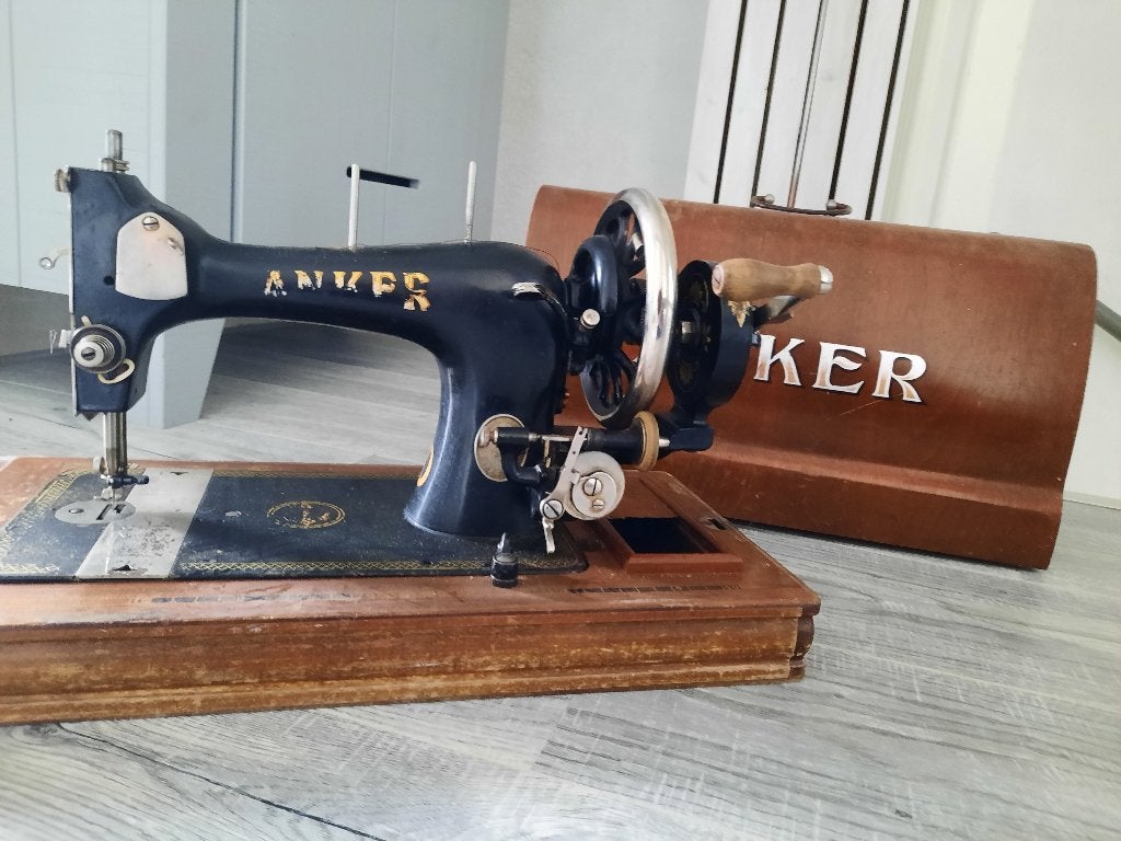 Decoratieve oude ANKER naaimachine, Ophalen, Gebruikt