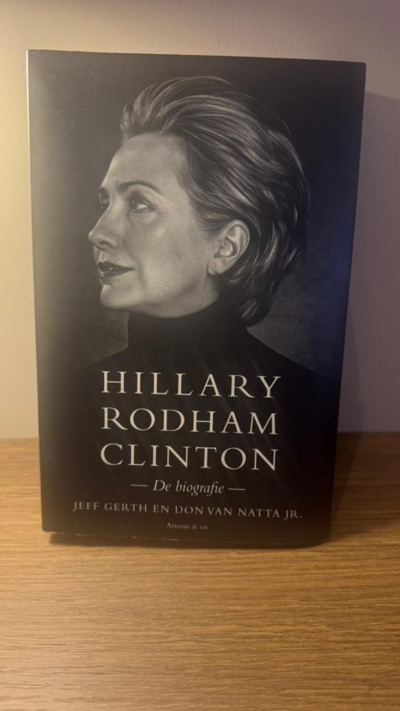 Hillary Rodham Clinton - De biografie, Boeken, Ophalen of Verzenden, Zo goed als nieuw, Politiek