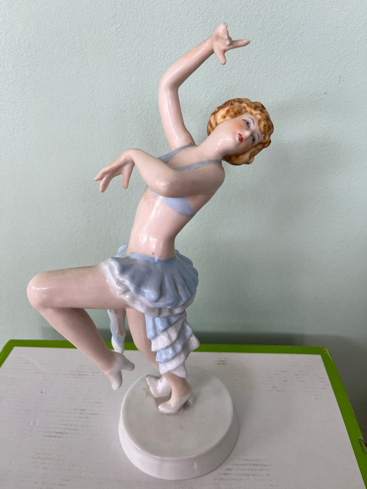 Porseleinen Danseres Beeldje - Art Deco Stijl, Verzamelen, Beelden en Beeldjes, Ophalen of Verzenden, Zo goed als nieuw, Mens