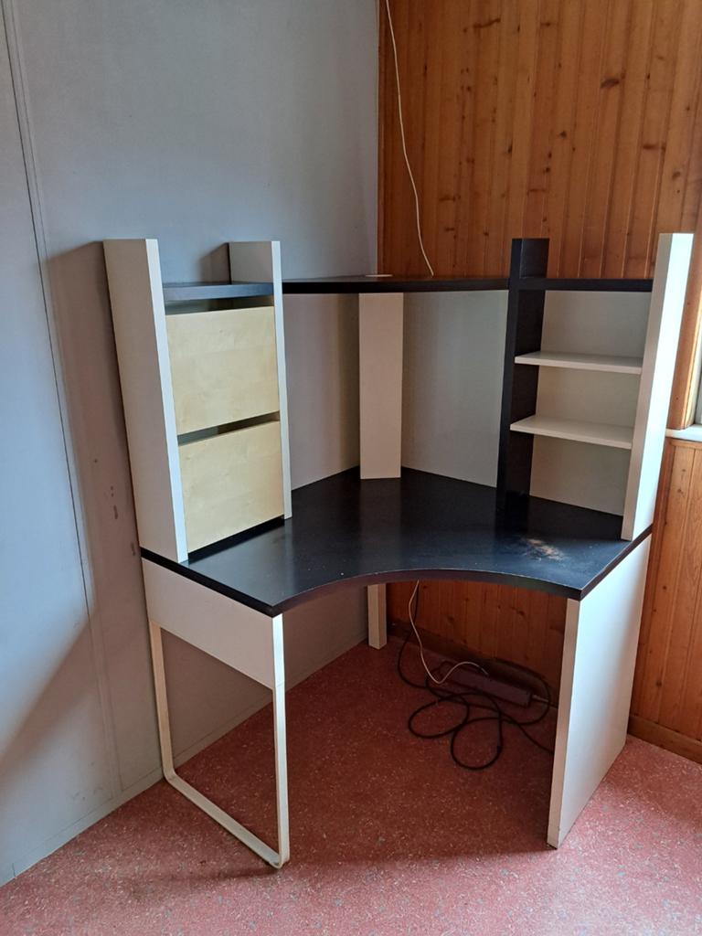 Gratis. Hoekburea Ikea, Huis en Inrichting, Bureaus, Ophalen