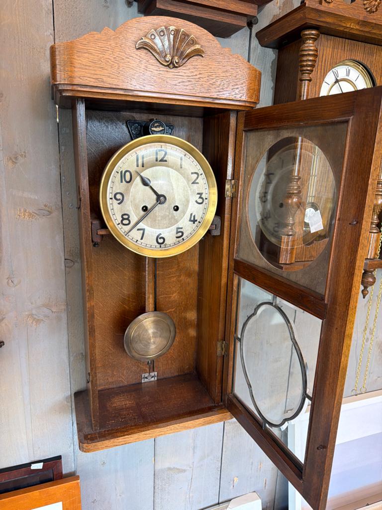 Antieke houten wandklok met slinger, Ophalen