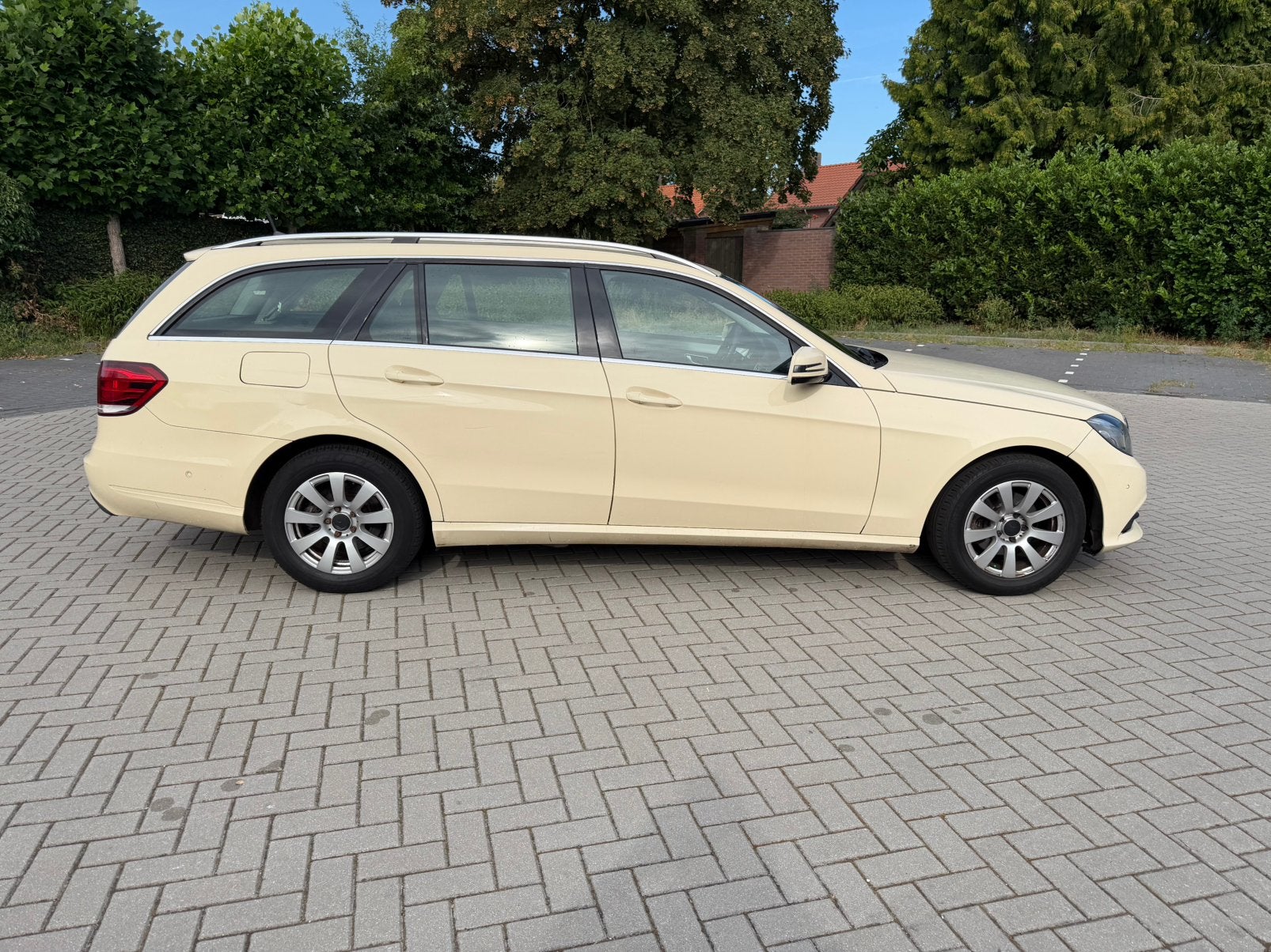 Mercedes-Benz E-Klasse 2.2 CDI E220 Estate AUT 2015 Geel, Auto's, Achterwielaandrijving, 2000 kg, Diesel, Dealer onderhouden