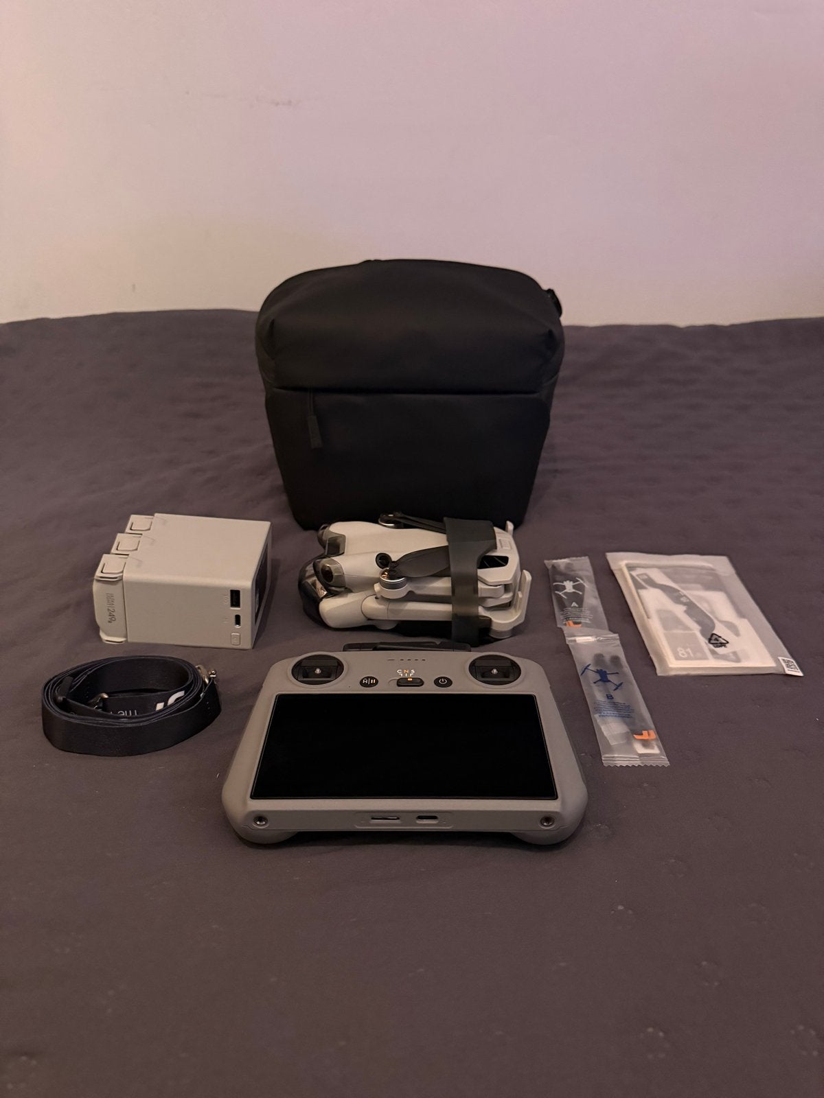 DJI MINI 4 PRO (FLY MORE COMBO) + RC 2 CONTROLLER, 30 tot 45 minuten, Cameradrone, Extra accu('s), Ophalen of Verzenden