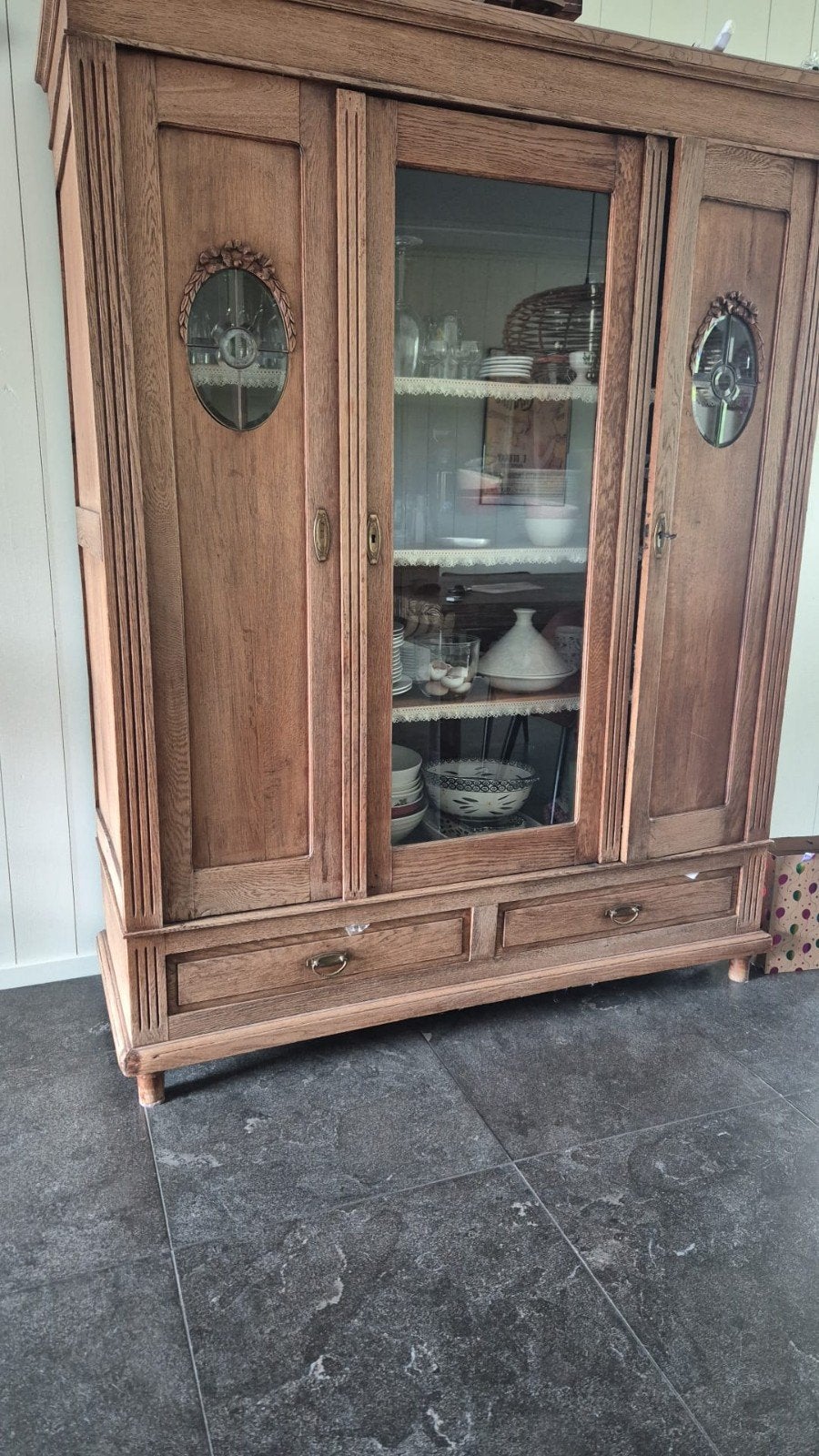 Antieke houten vitrinekast met glas en lades, Antiek en Kunst, Ophalen