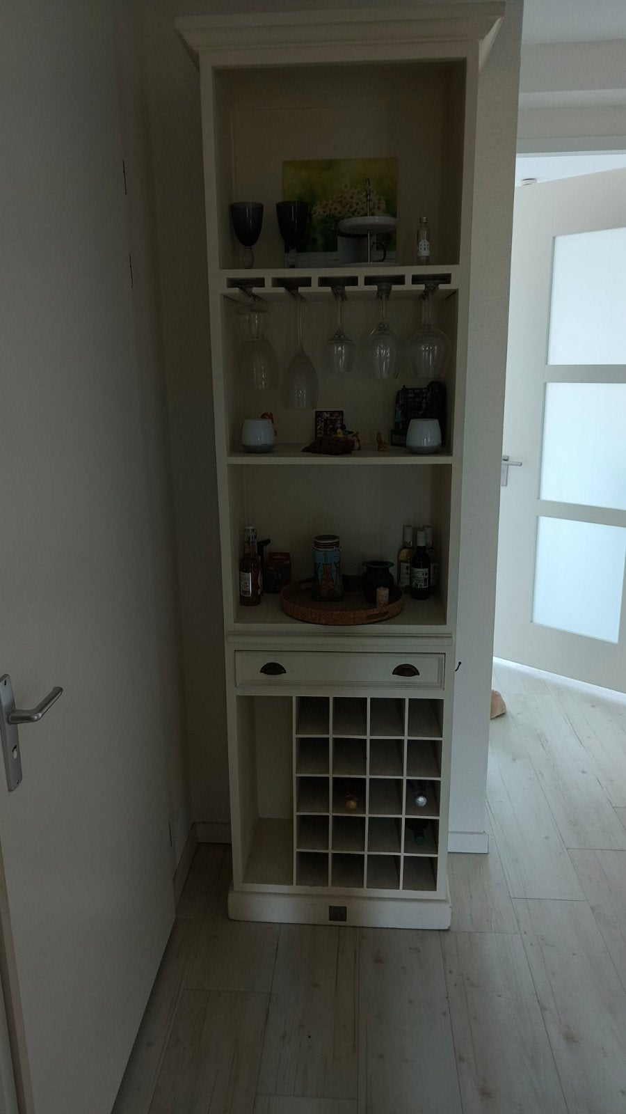 Witte wijnkast met glas- en flessenrek, Ophalen, Gebruikt