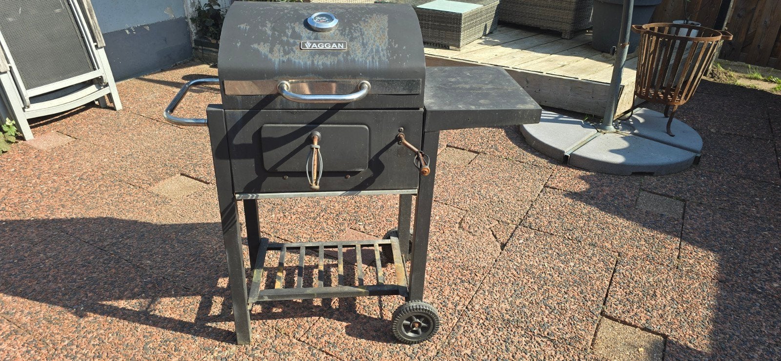 BBQ met wielen en zijtafel, Ophalen, Gebruikt, VAGGAN