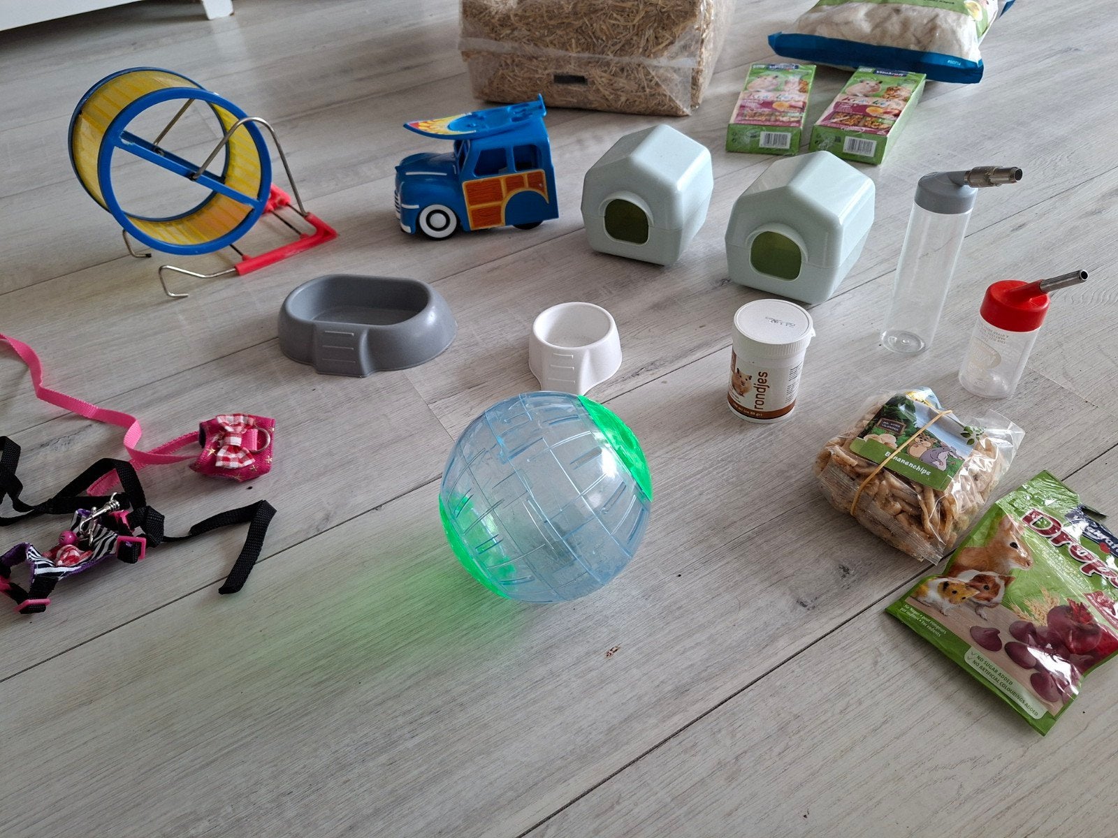Hamsterkooi met benodigdheden, Ophalen