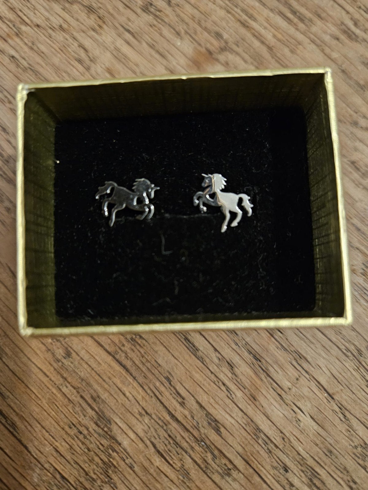 Leuke knopjes oorbellen paard met hartje, Overige materialen, Nieuw, Ophalen of Verzenden, Knopjes of Stekers