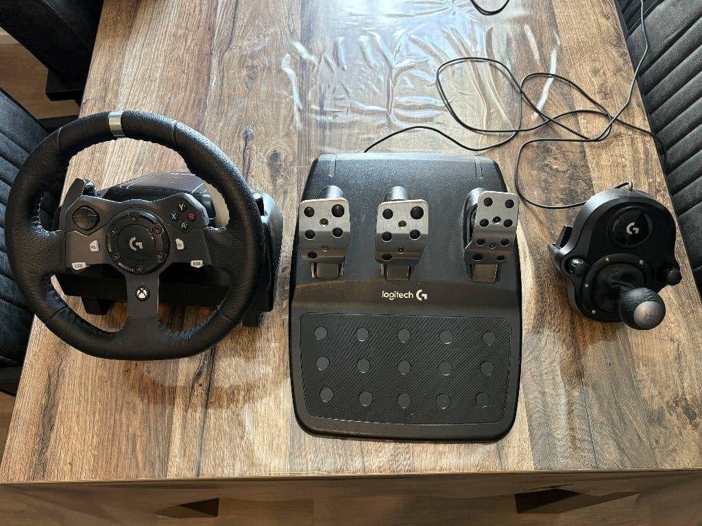 Logitech stuur + pedalen + shifter, Spelcomputers en Games, Spelcomputers | Xbox | Accessoires, Ophalen, Zo goed als nieuw, Stuurtje of Sportattribuut