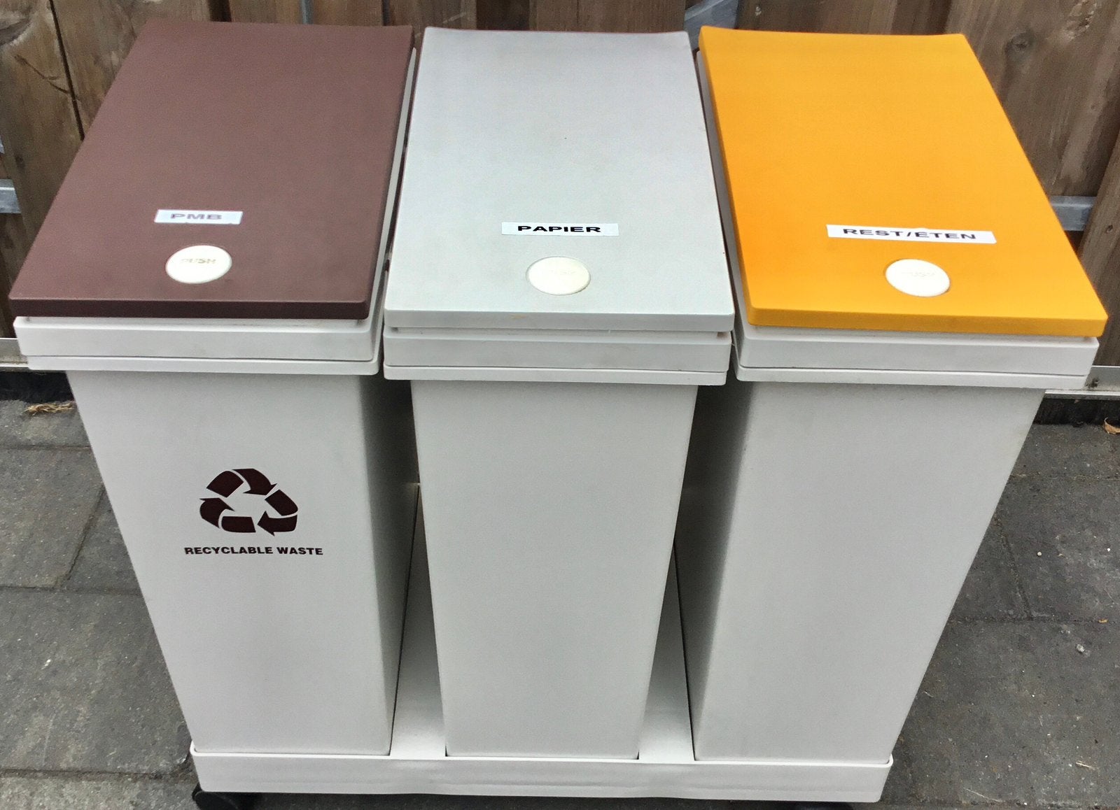 RECYCLE PRULLENBAK / AFVALVAK MET 3 AFVALBAKKEN OP WIELTJES, 50 – 75, Kunststof, Gebruikt, 40 liter of meer