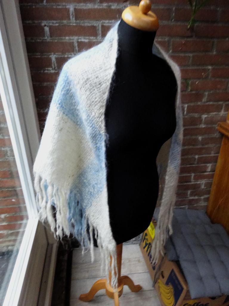 Los geweven wit blauwe omslagdoek/sjaal met goud draadje, Kleding | Dames, Mutsen, Sjaals en Handschoenen, Verzenden, Gedragen