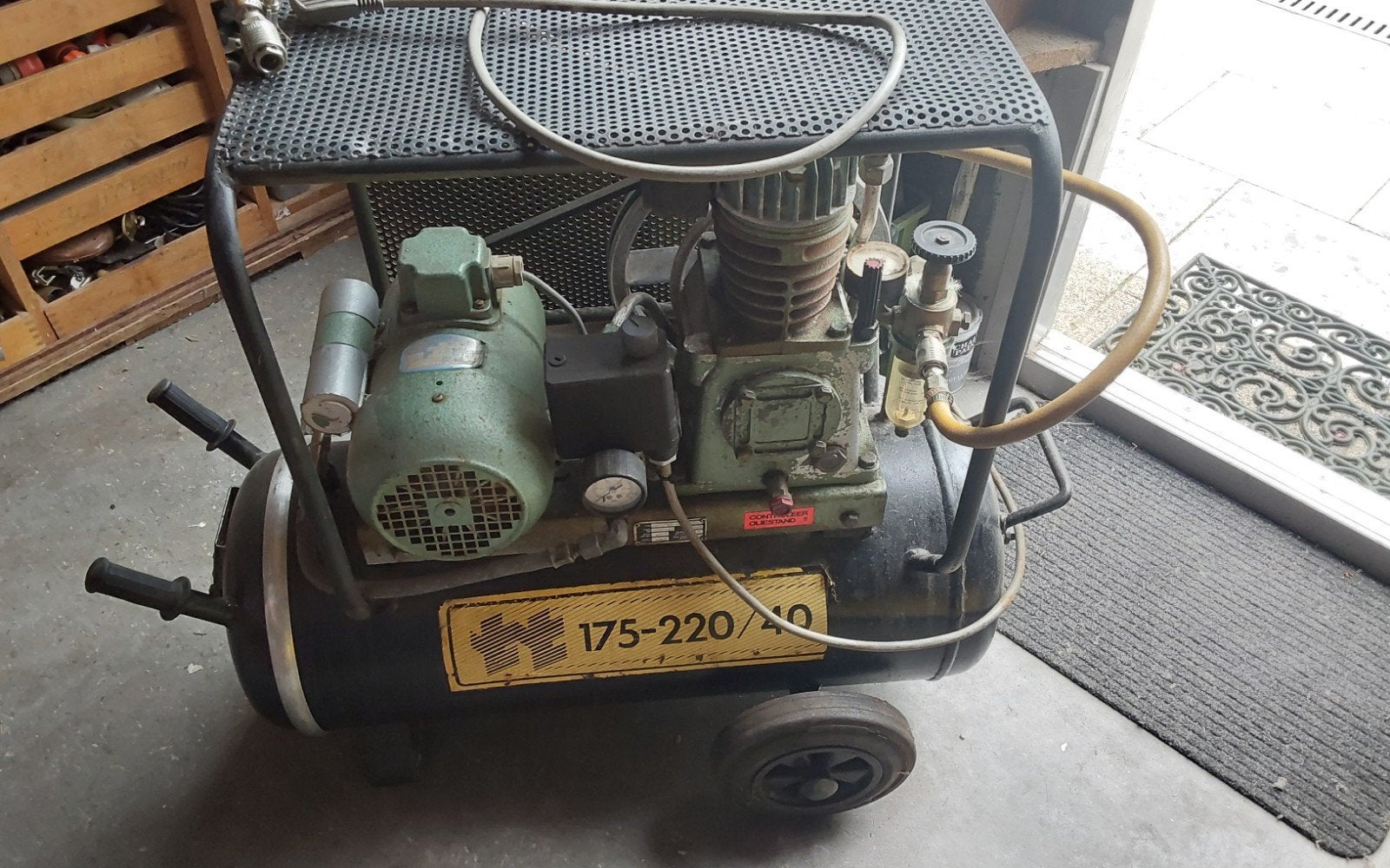 Goede compressor  10bar.  40 l tank, 25 tot 100 liter, Ophalen, 200 tot 400 liter/min