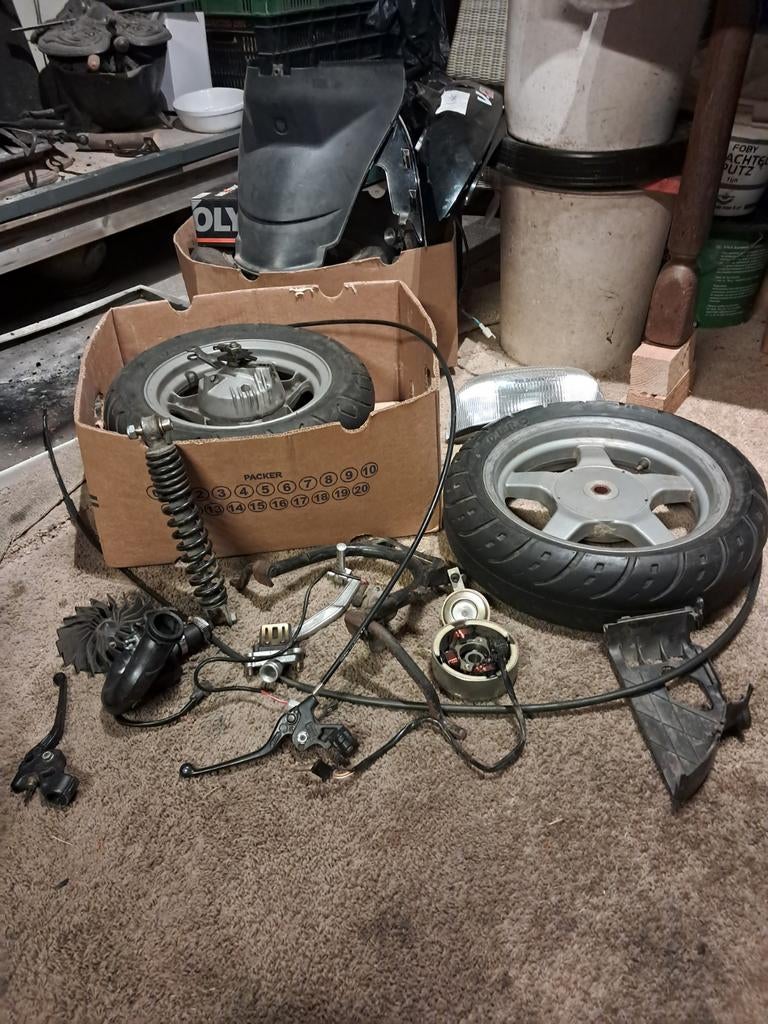 Te koop peugeot v-clic en derbi onderdelen, Ophalen of Verzenden, Gebruikt, Benzine, Overige modellen