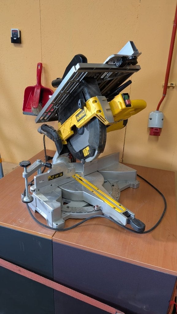 DeWalt D27112 Tafel-, Afkort- en Verstekzaagmachine, Ophalen, Gebruikt, DEWALT, Afkortzaag
