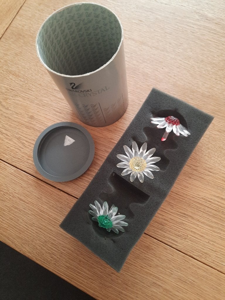 Swarovski. 3 bloemen in box, Verzamelen, Swarovski, Ophalen of Verzenden, Zo goed als nieuw, Figuurtje