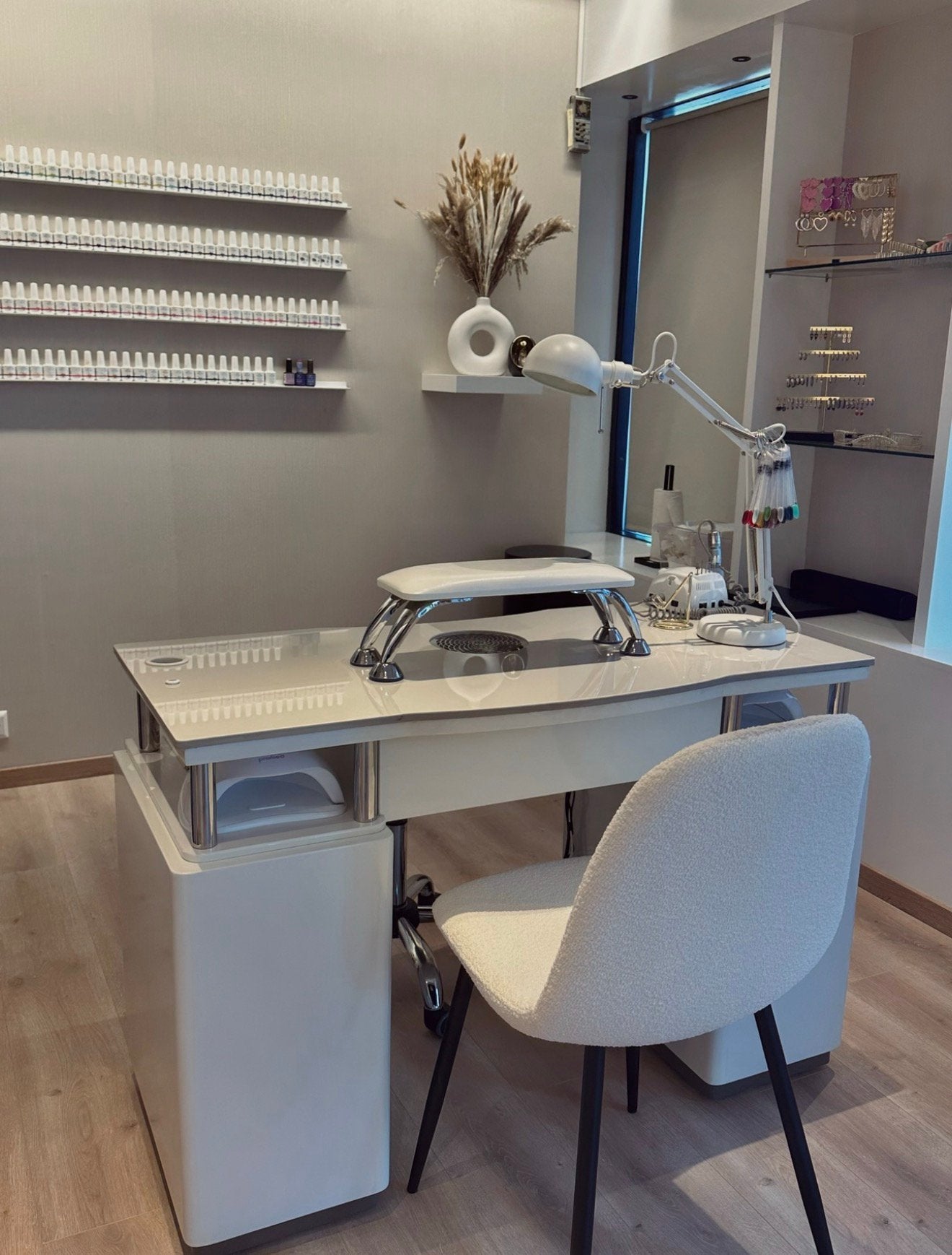 Manicure tafels, Ophalen, Zo goed als nieuw
