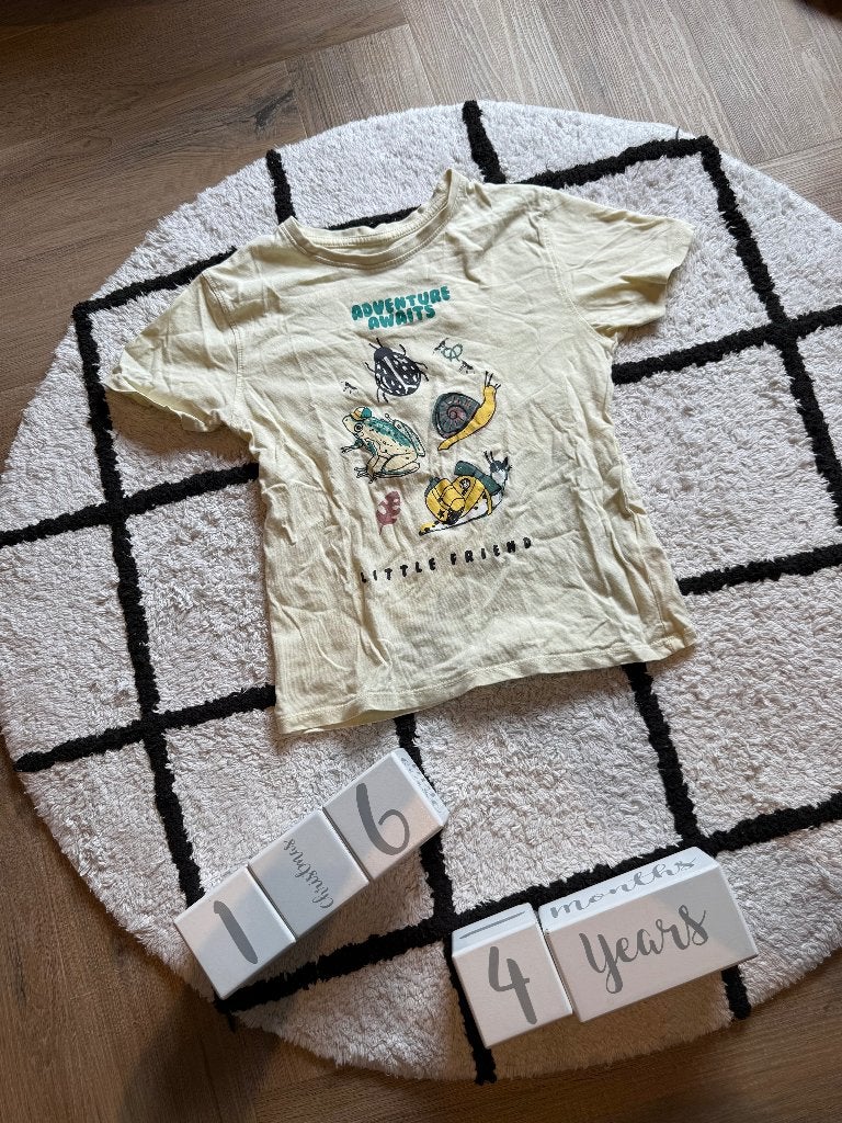 Heel goed geel Primark print shirt 'adventure' 110 116 zomer, Jongen of Meisje, Ophalen of Verzenden, Zo goed als nieuw, Shirt of Longsleeve
