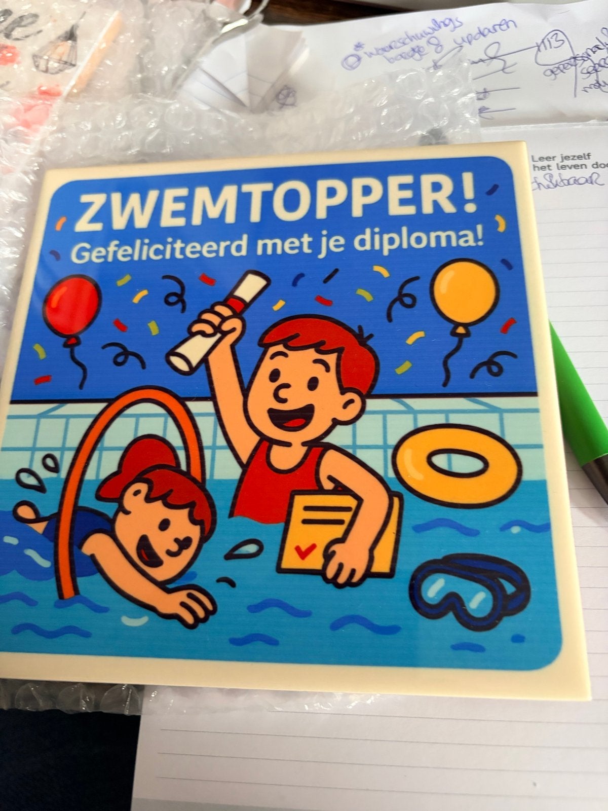 Handgemaakte Zwemtopper Tegel - Gefeliciteerd met je diploma, Nieuw, Meerkleurig, Ophalen of Verzenden, Knutselwerk