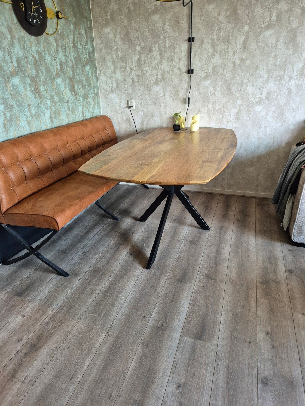 Elegante eettafel met metalen onderstel en houten blad, Huis en Inrichting, Tafels | Eettafels, Gebruikt, Industrieel, Modern