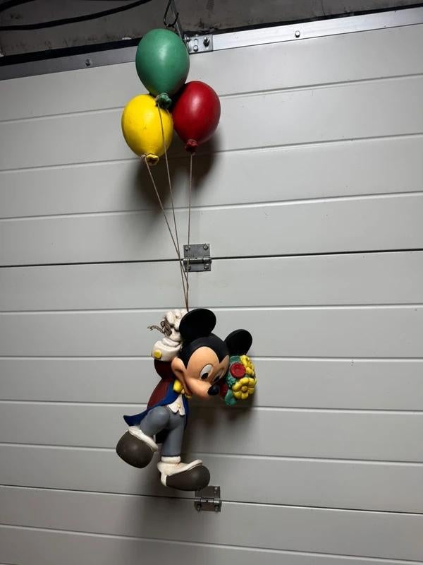 Mickey mouse aan ballonnen beeld, Verzamelen, Ophalen of Verzenden, Mickey Mouse, Zo goed als nieuw, Beeldje of Figuurtje