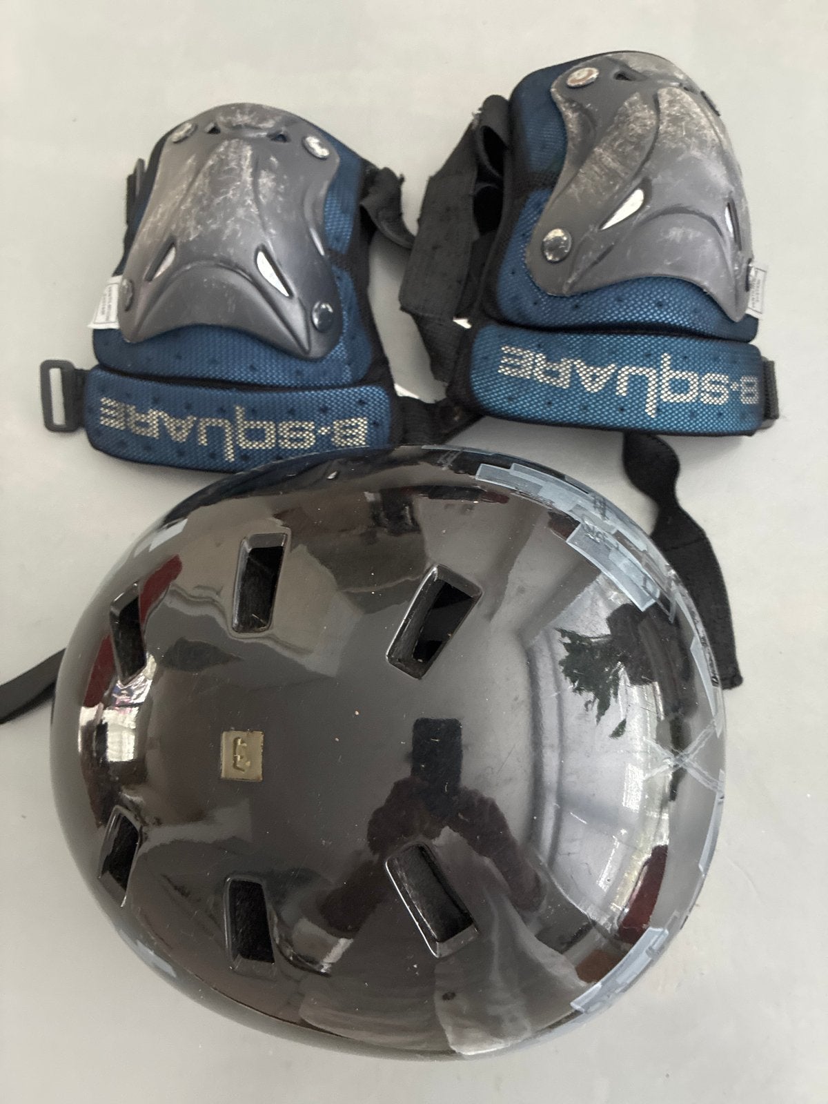 Helm (56-58 cm)en kniebeschermers set - B-SQUARE, Ophalen, Gebruikt, Overige maten