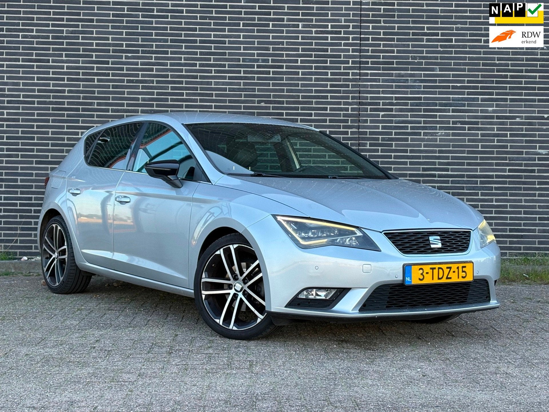 Seat Leon 1.6 TDI Limited Edition II Xenon, Leder!, Auto's, Voorwielaandrijving, Gebruikt, 4 cilinders, Leon
