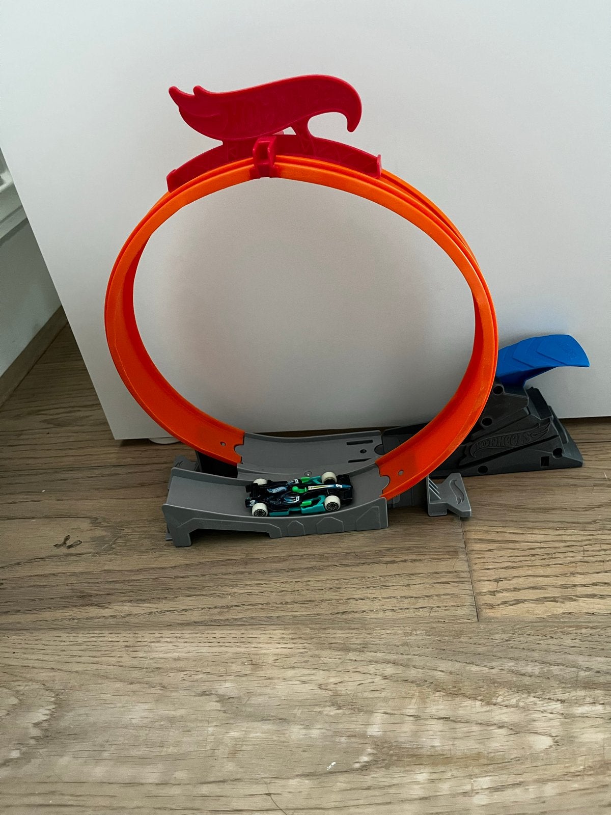 Hot Wheels racebaan met looping en auto, Kinderen en Baby's, Speelgoed | Speelgoedvoertuigen, Ophalen, Zo goed als nieuw