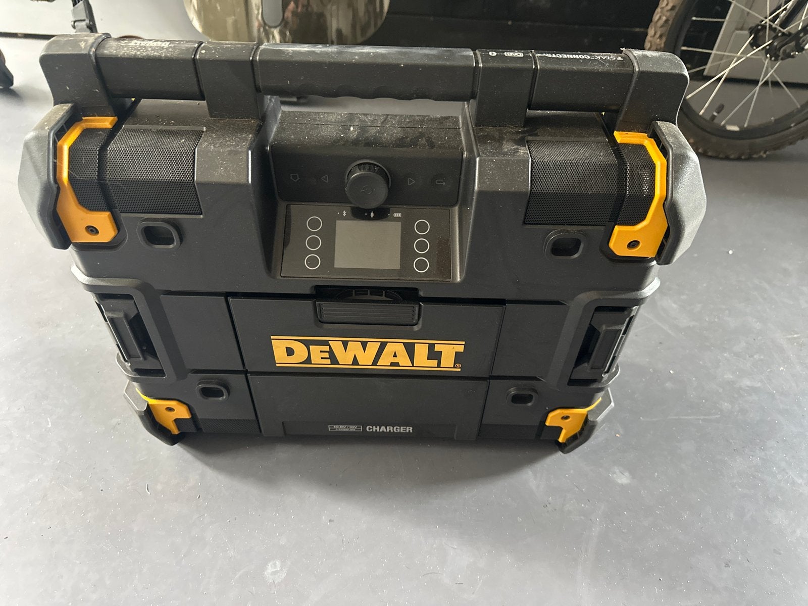 DeWalt Bouwradio met oplader, Ophalen of Verzenden, Zo goed als nieuw, Bouwradio