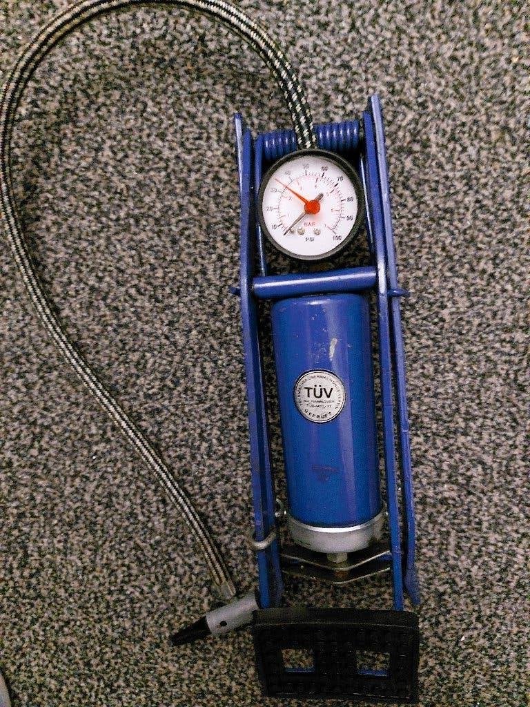 Voetpomp met manometer voor fiets en auto, Ophalen of Verzenden, Gebruikt, Overige merken