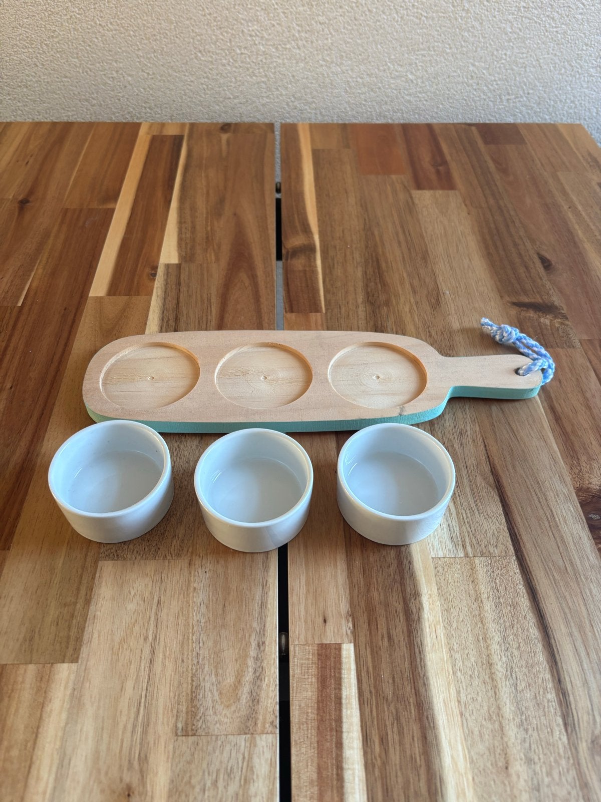 Houten serveerplank met 3 schaaltjes, Hout, Snij-/serveerplank, Ophalen of Verzenden, Zo goed als nieuw