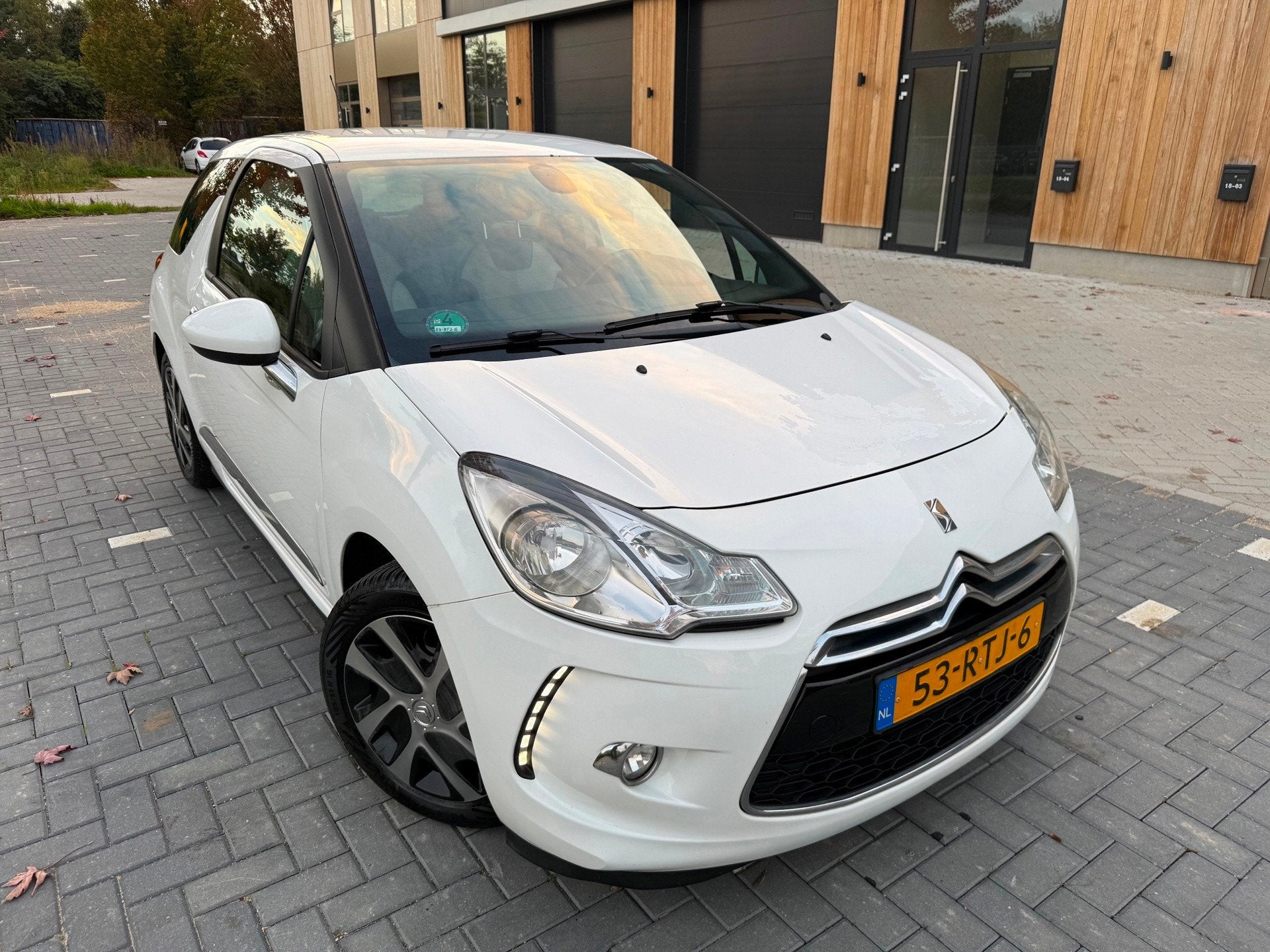 Citroen DS3 1.6 e-HDi So Chic DUO-LEER|NAVI|HIFI|CLIMA|LED!, Euro 5, 28 km/l, Gebruikt, 4 cilinders