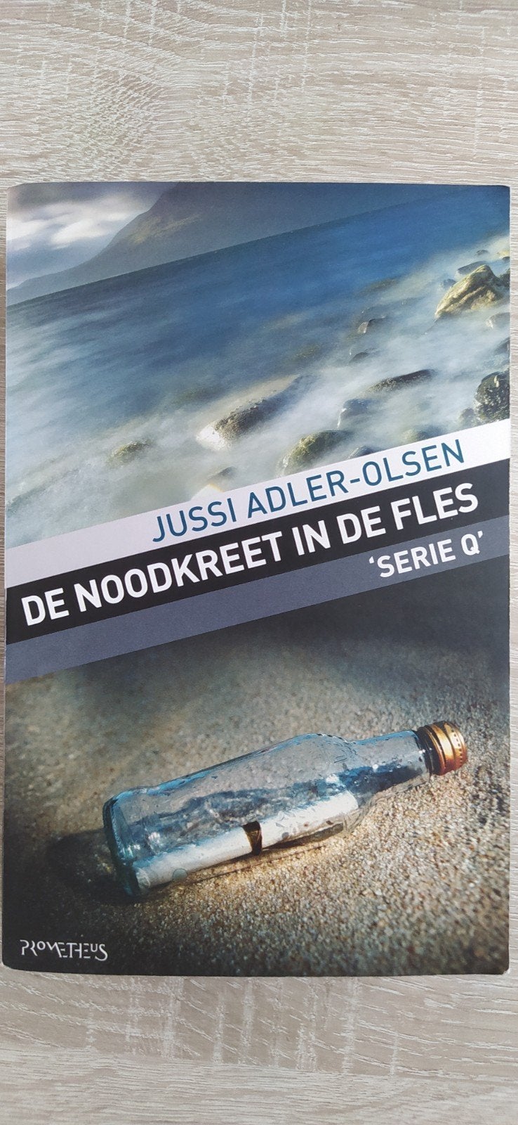 Jussi Adler-Olsen - De noodkreet in de fles, Ophalen of Verzenden, Zo goed als nieuw, Jussi Adler-Olsen