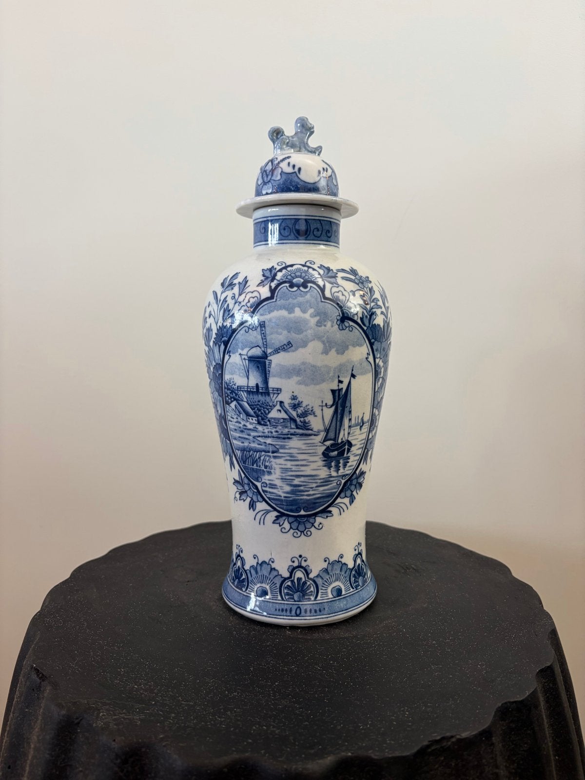 Delfts Blauwe Vaas met Deksel - Molen en Zeilboot, Antiek en Kunst, Ophalen of Verzenden