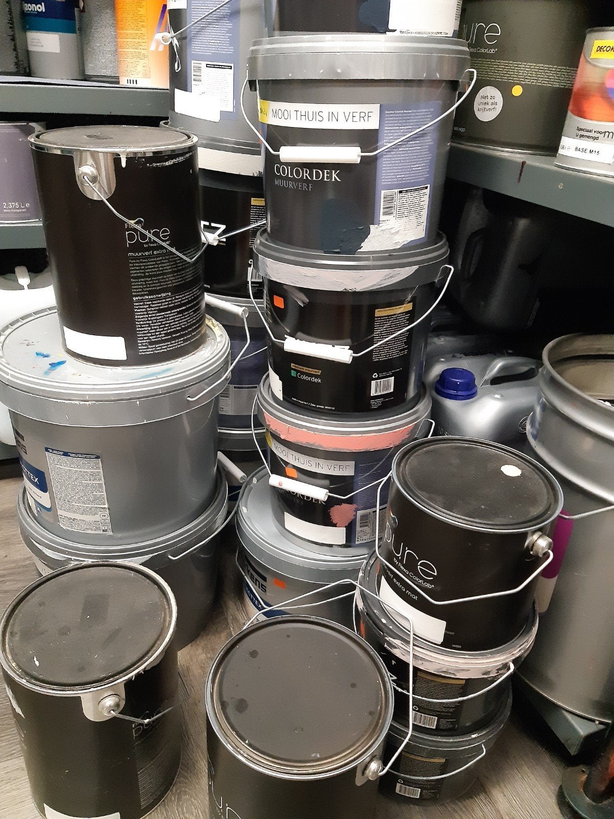 Restpartij muurverf diverse kleuren 10-5-2.5L, Ophalen, Gebruikt
