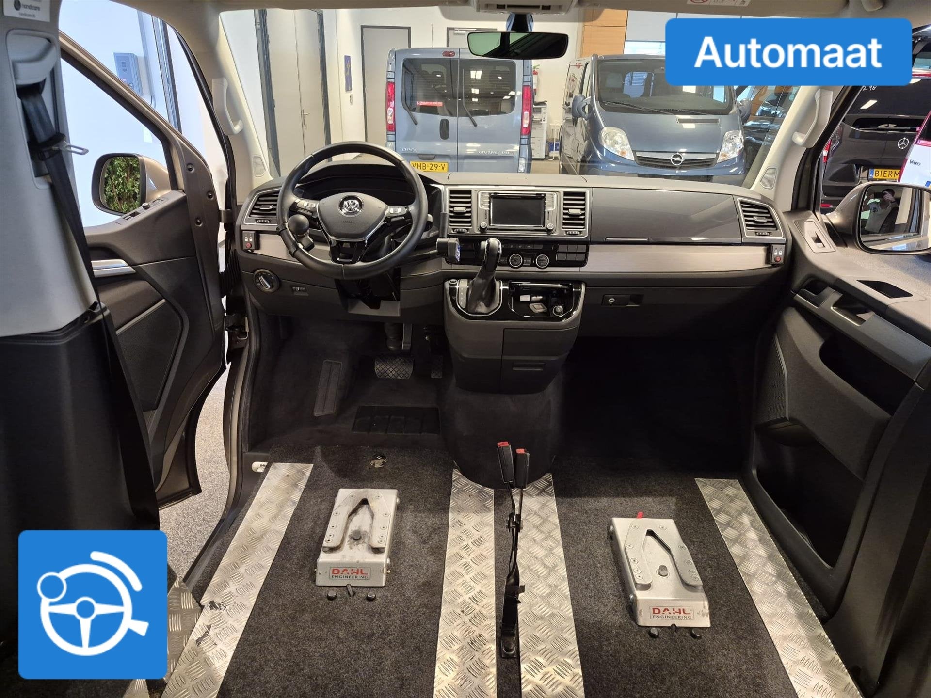 Volkswagen Multivan L2H1 Rolstoelbus Automaat - rolstoel ach, Automaat, Stof, Zwart, Beige