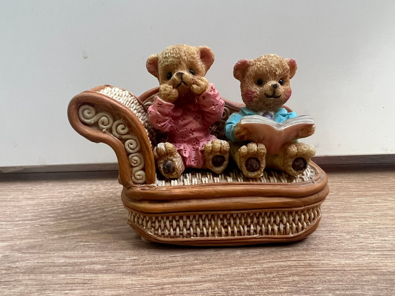 Beren beeldje op bank/sofa, Ophalen of Verzenden, Zo goed als nieuw, Beeldje, Overige merken