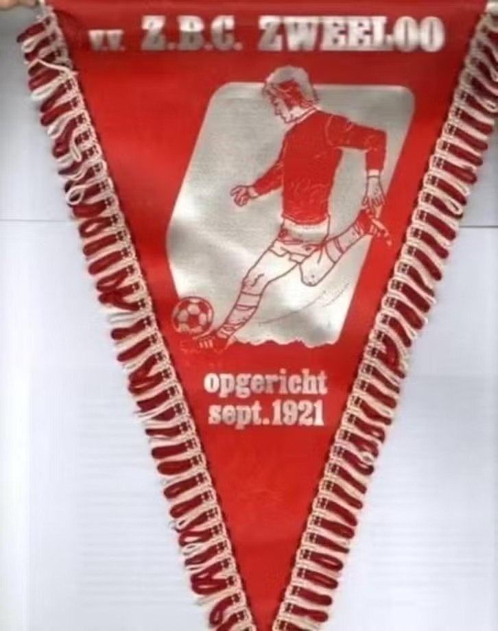 Zweeloo VV ZBC Zweeloo 1921 Voetbal Vaan Jaren 70., Ophalen of Verzenden, Zo goed als nieuw