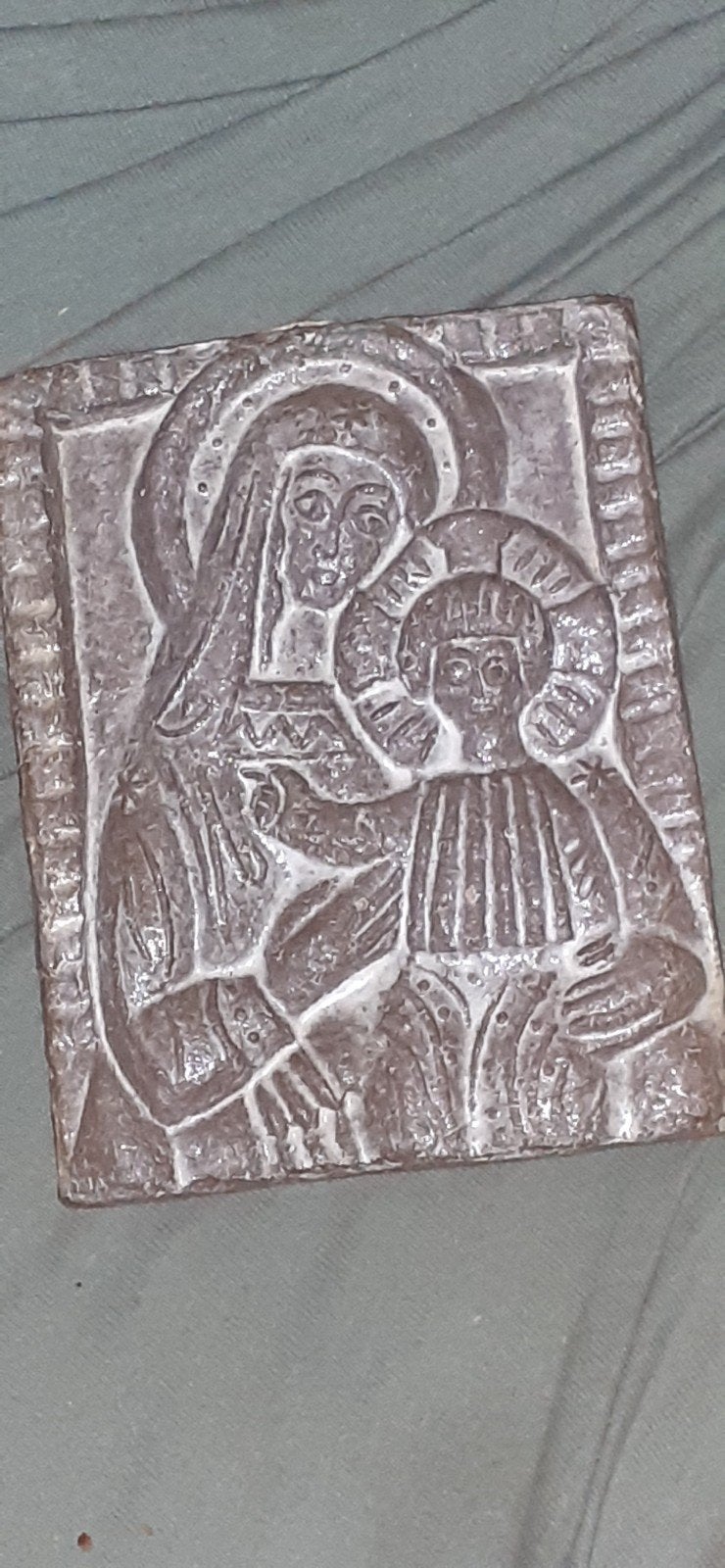 Icoon op steen Maria met kind met bak nummer op de  ac, Ophalen
