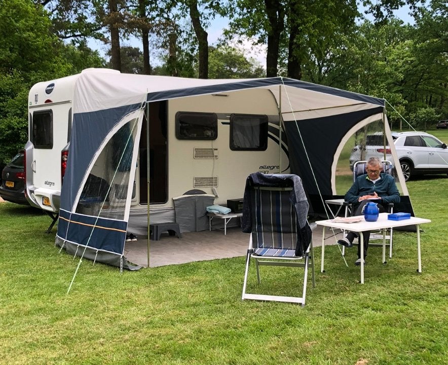 Caravelair Allegro 390 met vast bed, fietsendrager, luifel, Caravans en Kamperen, Caravans, Vast bed, Treinzit, 750 - 1000 kg