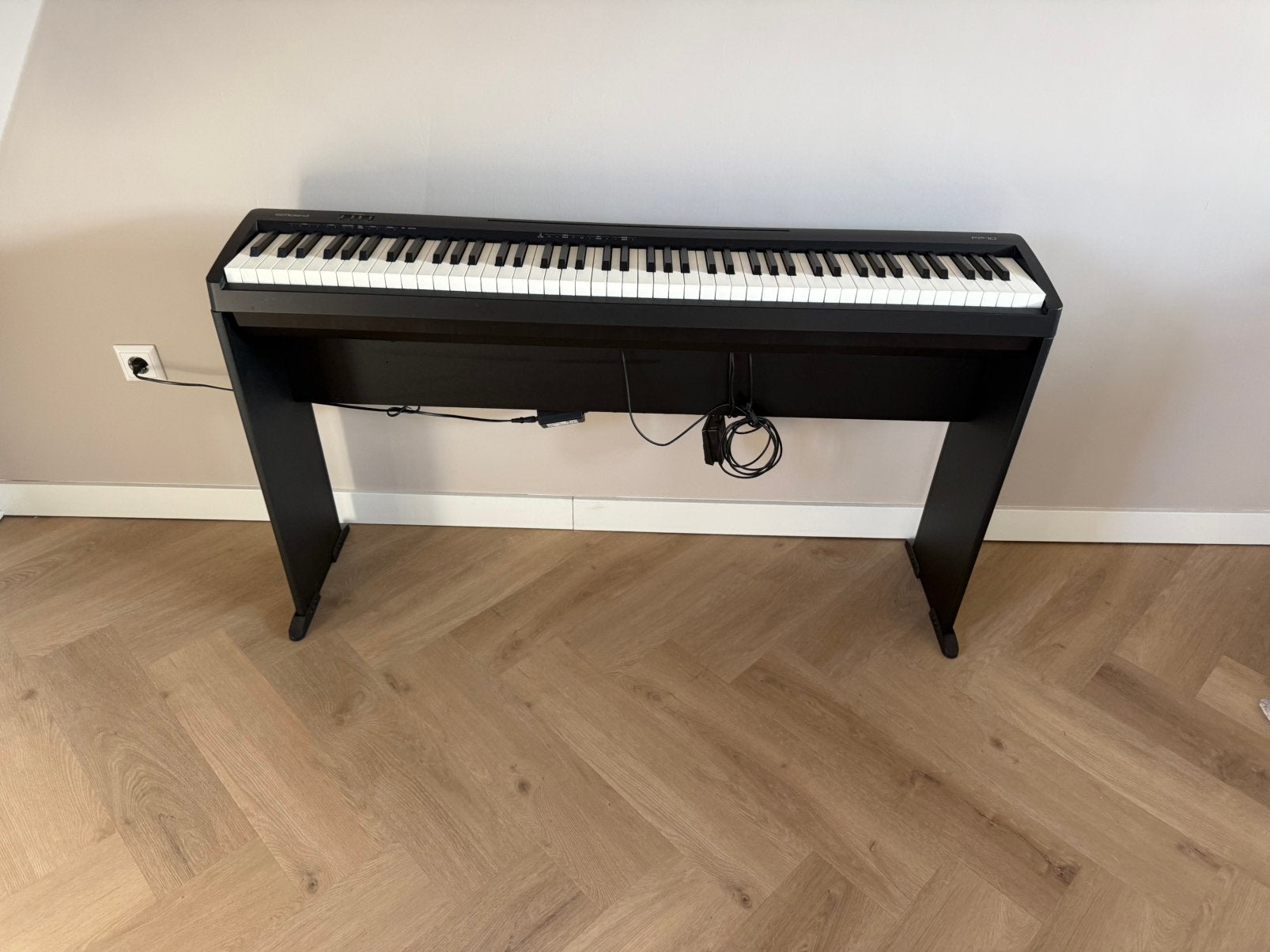 Roland FP10 Digitale Piano met houten standaard, Ophalen, Zo goed als nieuw, Zwart