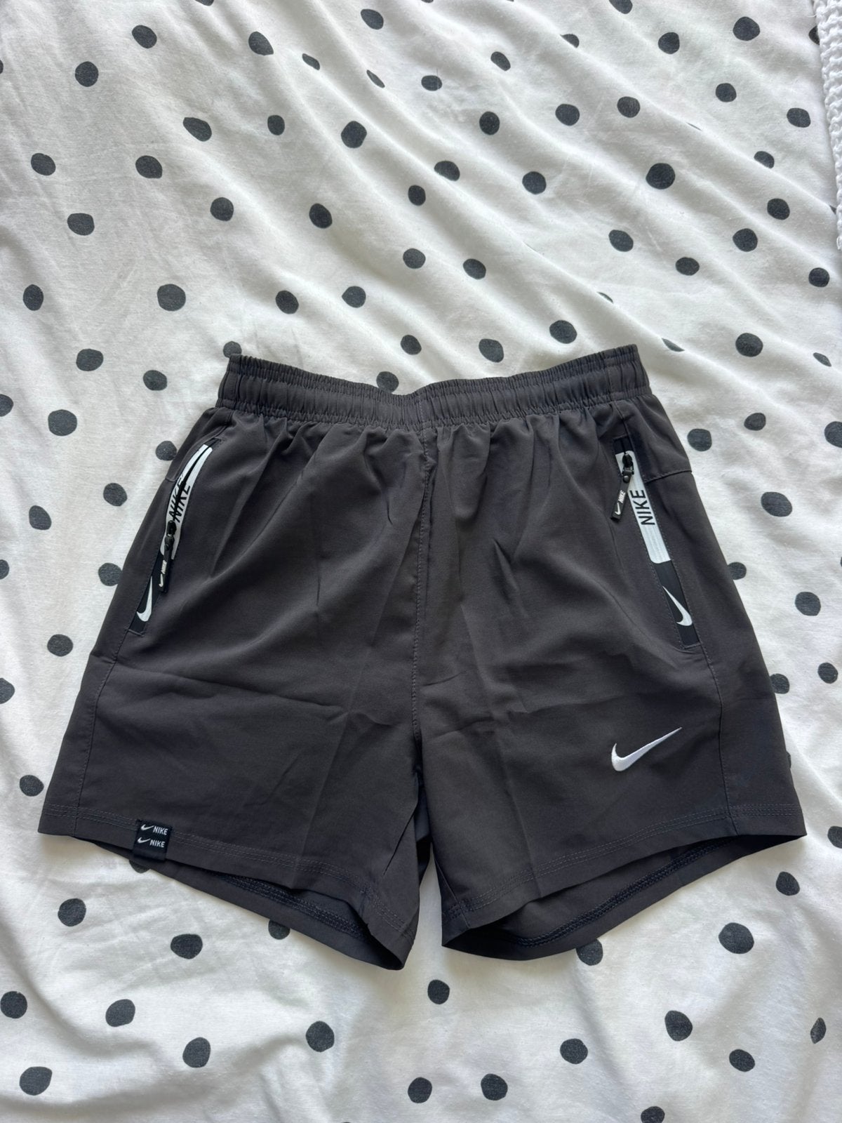 Grijs Nike Broekje Maat M, Fitness, Overige maten, Ophalen of Verzenden, Zo goed als nieuw