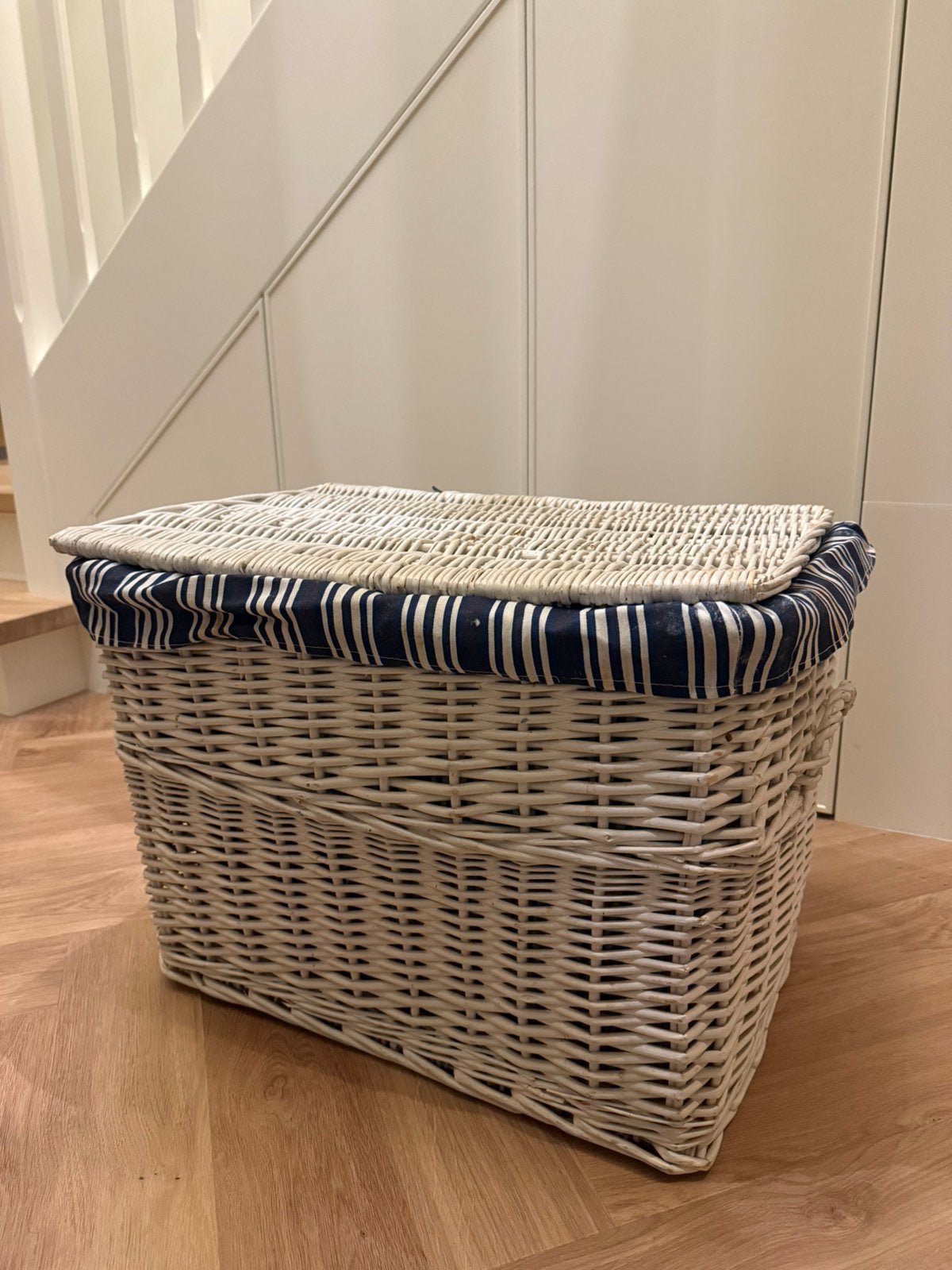 Grote witte rieten mand, Huis en Inrichting, Woonaccessoires | Schalen en Manden, Ophalen, Zo goed als nieuw, Rechthoekig, Riet