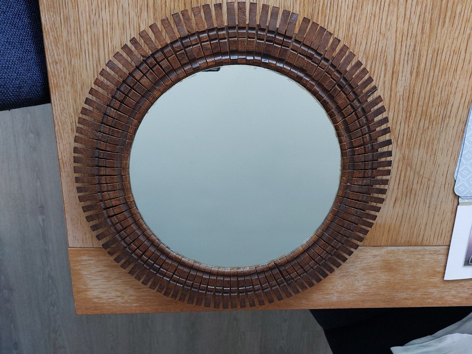 Vintage ronde spiegel met houten frame, Minder dan 50 cm, Gebruikt, Rond, Ophalen of Verzenden