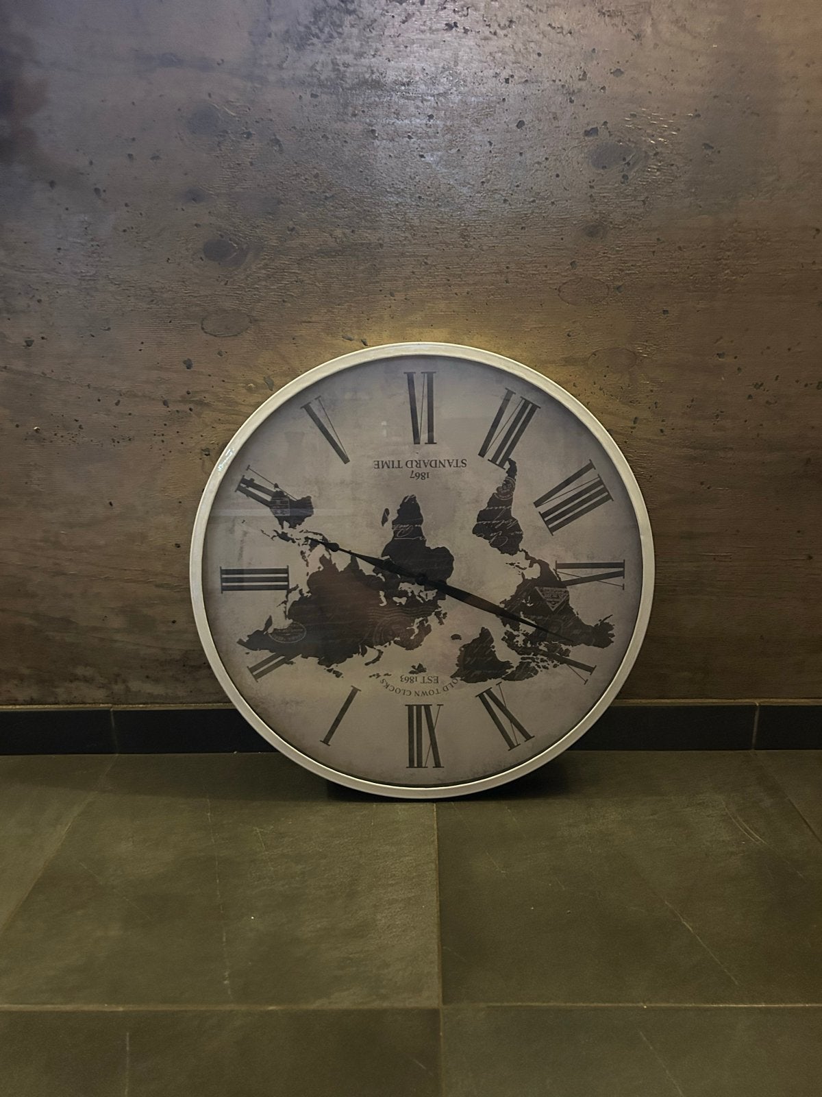 Grote Wandklok Wereldkaart Design - "Old Town Clocks", Huis en Inrichting, Wandklok, Vintage, Analoog, Ophalen of Verzenden