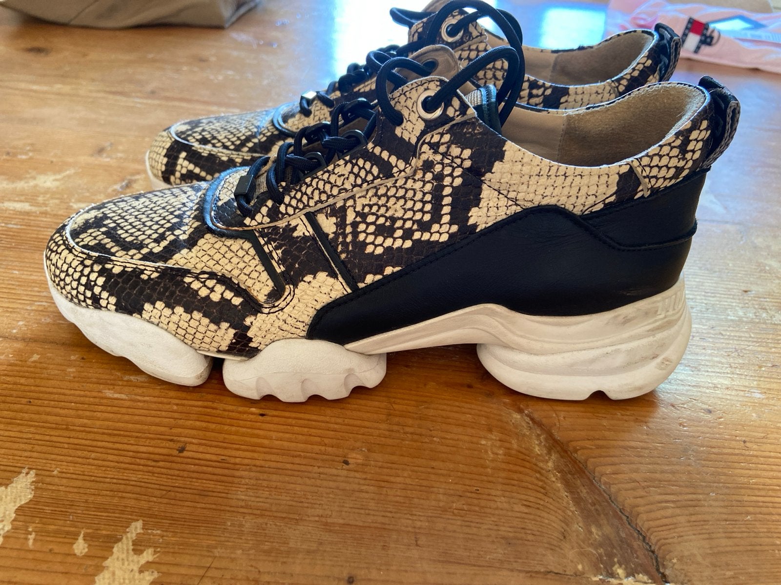 NUBIKK sneakers met slangenprint - Maat 39, Kleding | Dames, Schoenen, Ophalen of Verzenden, Gedragen, Overige kleuren, Sneakers of Gympen