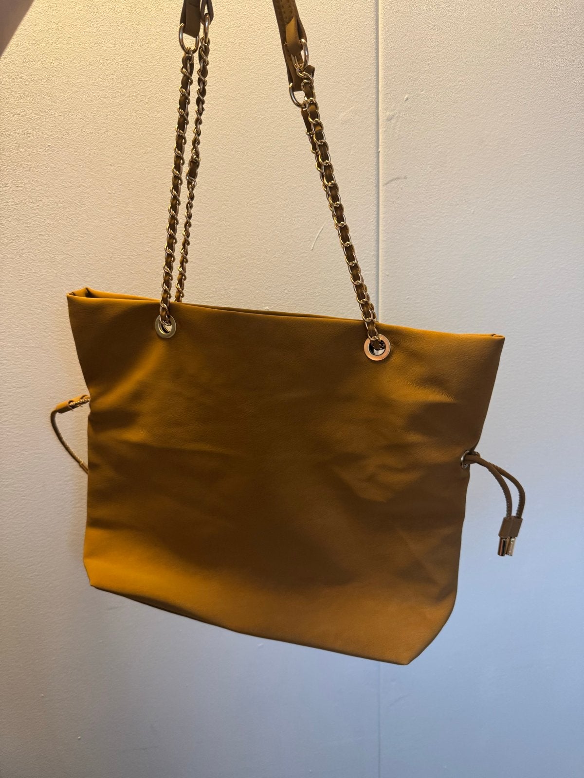 Stijlvolle Gele Schoudertas met Gouden Ketting, Sieraden, Tassen en Uiterlijk, Ophalen of Verzenden, Zo goed als nieuw, Geel, Handtas