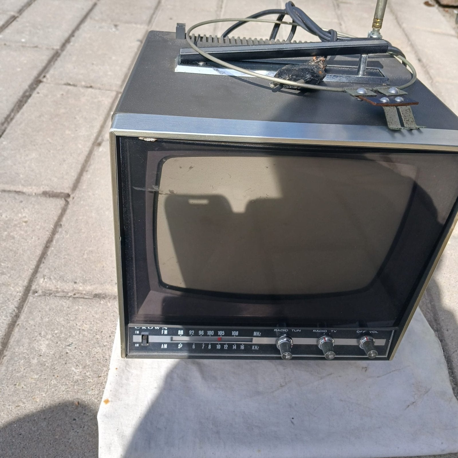 Vintage Crown draagbare zwart-wit TV met radio, Audio, Tv en Foto, Vintage Televisies, Ophalen of Verzenden, Gebruikt, Minder dan 40 cm
