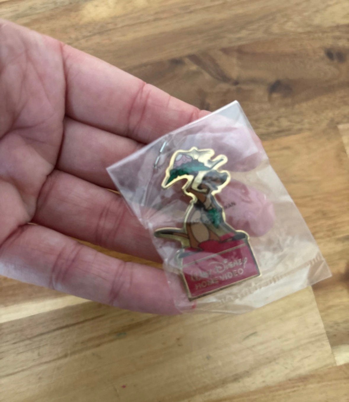 Verzamelen disney pin timon helemaal nieuw, Ophalen of Verzenden, Overige figuren, Zo goed als nieuw